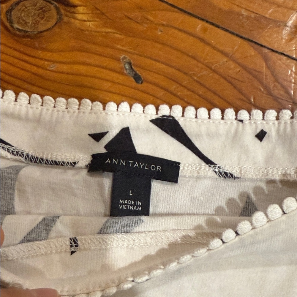 Ann Taylor Black and White Leaf Print Blouse Size Large L 100% cotton - Picture 2 of 7